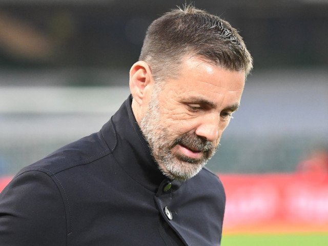 ZELJKO KOPIC, EMOȚIONAT LA SICRIUL LUI MIRCEA Lucescu: „CEVA INCREDIBIL” ANTRENORUL ZELJKO KOPIC a fost prezent la priveghiul lui MIRCEA Lucescu, exprimându-și profundul respect și regret pentru dispariția legendarului antrenor