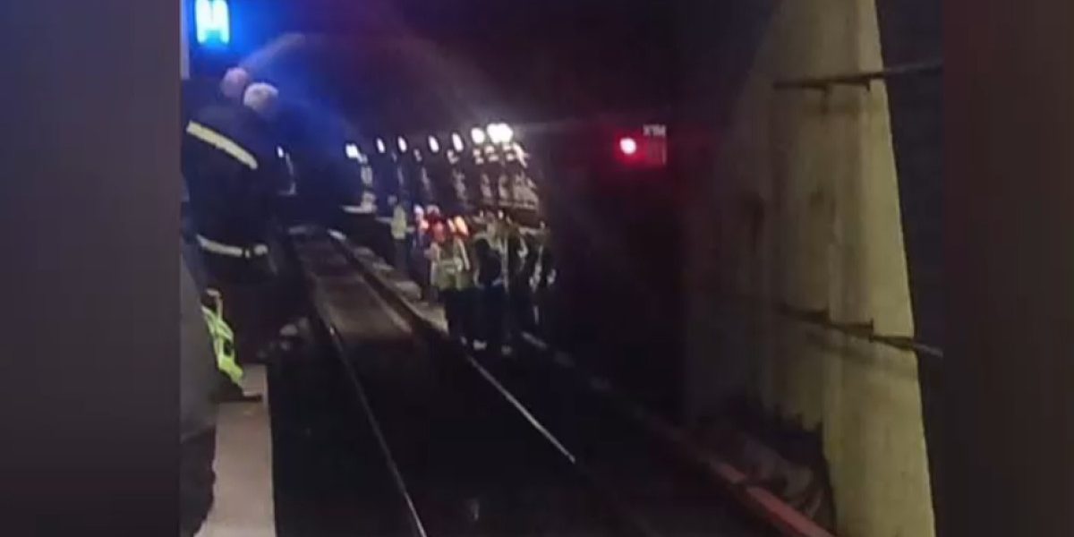 Metroul București, blocat pe M4: Bucată din tavan, prăbușită peste șine