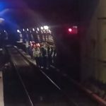 Metroul București, blocat pe M4: Bucată din tavan, prăbușită peste șine