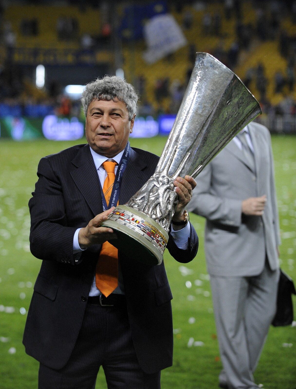 Mircea Lucescu a încetat din viață, lăsând un gol imens în lumea fotbalului Legendarul antrenor Mircea Lucescu a murit marți seară, într-un moment de mare tristețe pentru lumea sportului din România și din întreaga lume