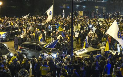 Tensiuni și entuziasm în Bosnia după calificarea la Campionatul Mondial, eveniment ce a mobilizat Zilele acestea, orașele bosniace au fost martorii unor manifestații de amploare, în urma rezultatului istoric obținut de selecționata națională