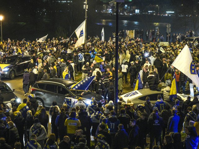 Tensiuni și entuziasm în Bosnia după calificarea la Campionatul Mondial, eveniment ce a mobilizat Zilele acestea, orașele bosniace au fost martorii unor manifestații de amploare, în urma rezultatului istoric obținut de selecționata națională