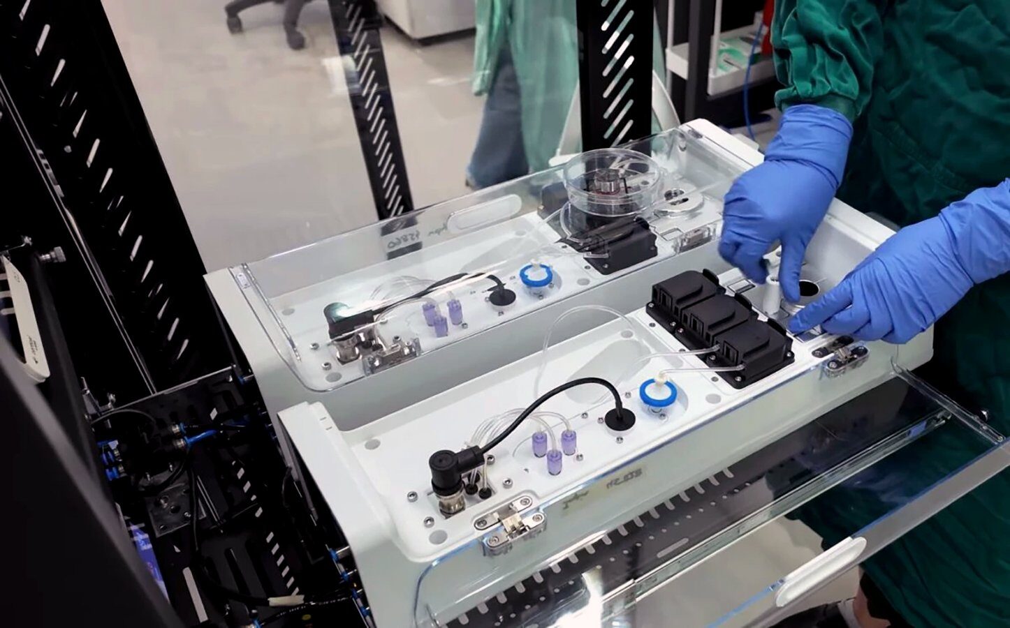 Un nou tip de sistem de calcul, care integrează neuroni crescuți în laborator cu hardware-ul de tip cipuri din siliciu, promite să transforme domeniul inteligenței artificiale și cercetarea biomedicală