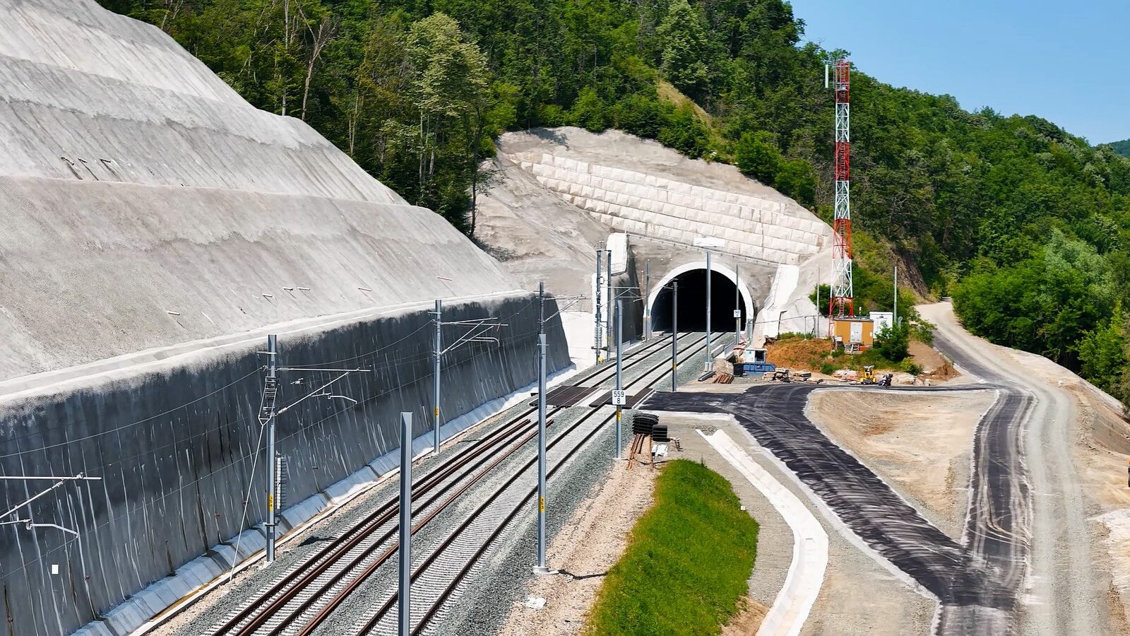 Un tunel feroviar cu o lungime de 10 kilometri propus în zona Predeal ar putea revoluționa transportul feroviar din România, conform unei analize realizate de specialiști