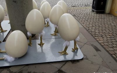 Virgil Cripcariu cere primăriei să ia decorațiunile de Paște cu ouă cu picioare din apropierea sculp Tură emblematică pentru Timișoara