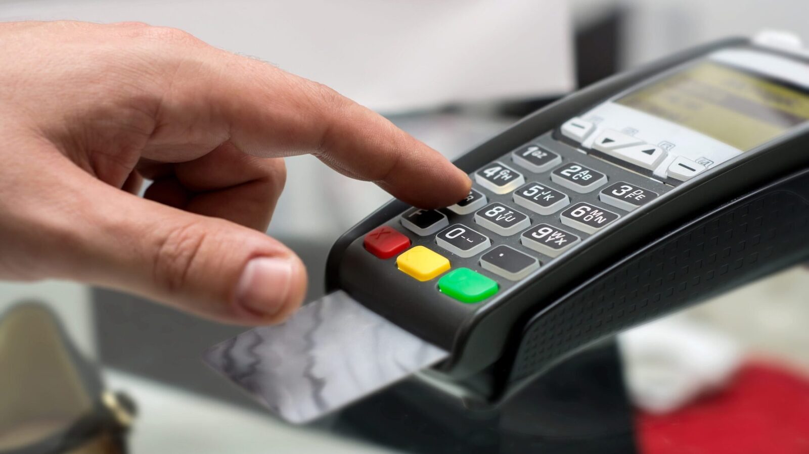 Cardul, obligatoriu la plată: Numerarul, OUT din restaurante