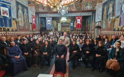 Un preot dintr-un sat din România a organizat o întâlnire inedită menită să aducă în discuție problema adicțiilor în rândul tinerilor, combinând astfel religia cu consilierea psihologică