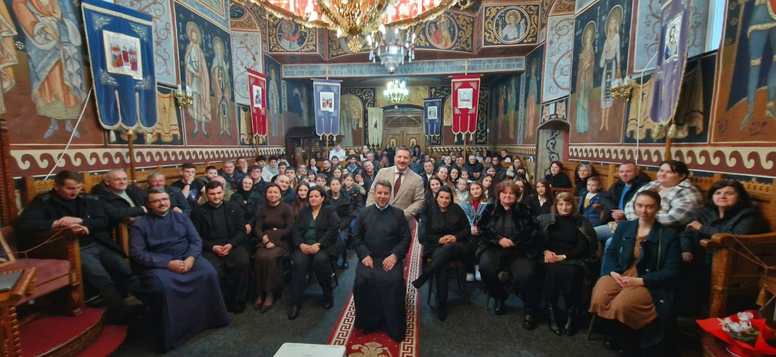 Un preot dintr-un sat din România a organizat o întâlnire inedită menită să aducă în discuție problema adicțiilor în rândul tinerilor, combinând astfel religia cu consilierea psihologică