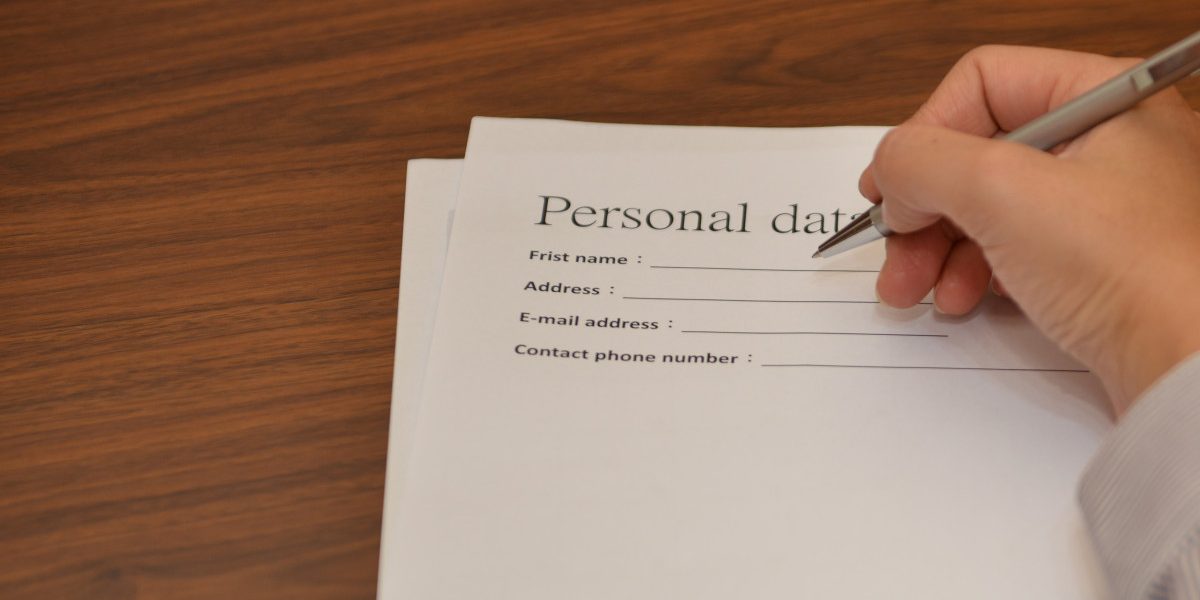 Ce e „First Name” și „Last Name”? Greșeala banală făcută de români online