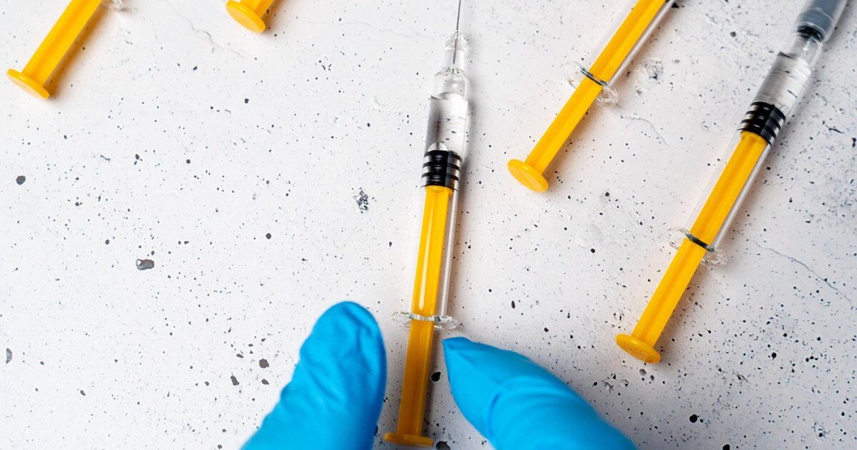 Polonia trebuie să distrugă 64 de milioane de doze de vaccin împotriva COVID-19 după hotărârea unei instanțe belgiene Ministrul polonez al Sănătății a confirmat joi că aproximativ 64 de milioane de doze de vaccin anti-COVID-19 trebuie distruse, după ce o instanță belgiană a emis o hotărâre prin care Varsovia este obligată să respecte un acord încheiat cu gigantul farmaceutic Pfizer