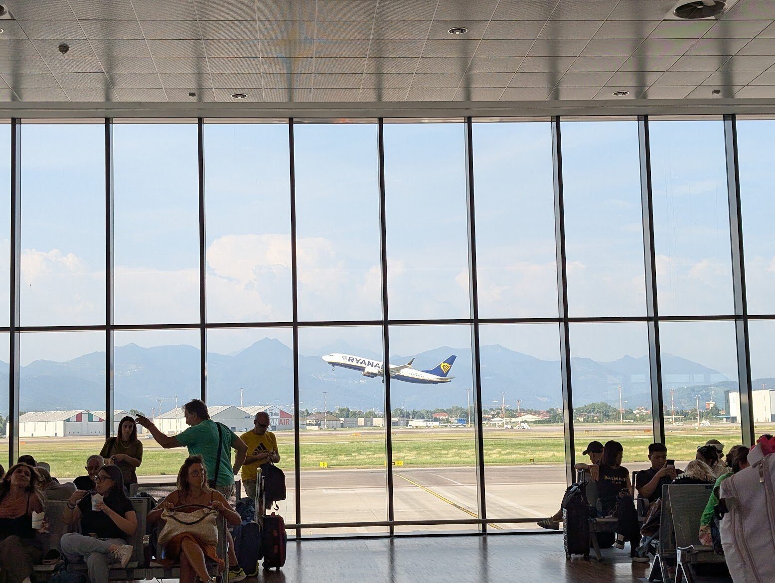 Patru aeroporturi din nordul Italiei vor impune restricții la aprovizionarea cu combustibil până pe 9 aprilie, din cauza disponibilității limitate a carburanților proveniți de la operatorul Air BP Italia