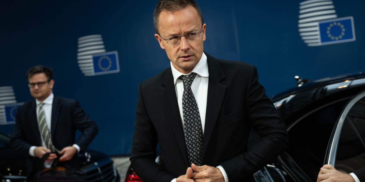 Magyar, scandal la conferința de presă: Szijjarto, acuzat că a distrus documente secrete