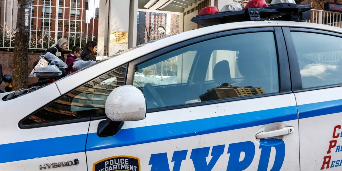 Polițiști FILMAȚI în timp ce AGRESĂU brutal un bărbat într-un magazin