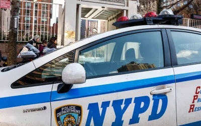 Polițiști FILMAȚI în timp ce AGRESĂU brutal un bărbat într-un magazin