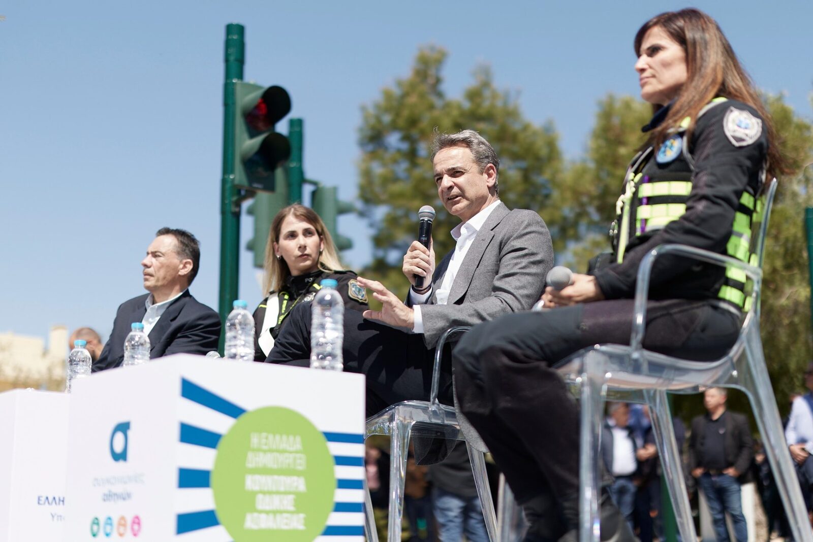 Premierul Greciei anunță introducerea camerelor de supraveghere rutieră și aplicarea strictă a legilor Premierul Verii Kyriakos Mitsotakis a anunțat că în curând vor fi operaționale noi sisteme de supraveghere rutieră în Grecia, un pas important pentru creșterea siguranței pe șoselele țării