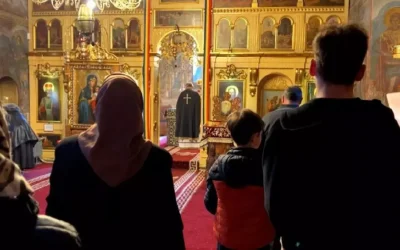 În primele zile ale Săptămânii Mari din 2026, credincioșii din întreaga țară se pregătesc să participe la deniile, slujbele de seară care marchează începutul perioadei celei mai solemne din Calendarul Creștin-Ortodox