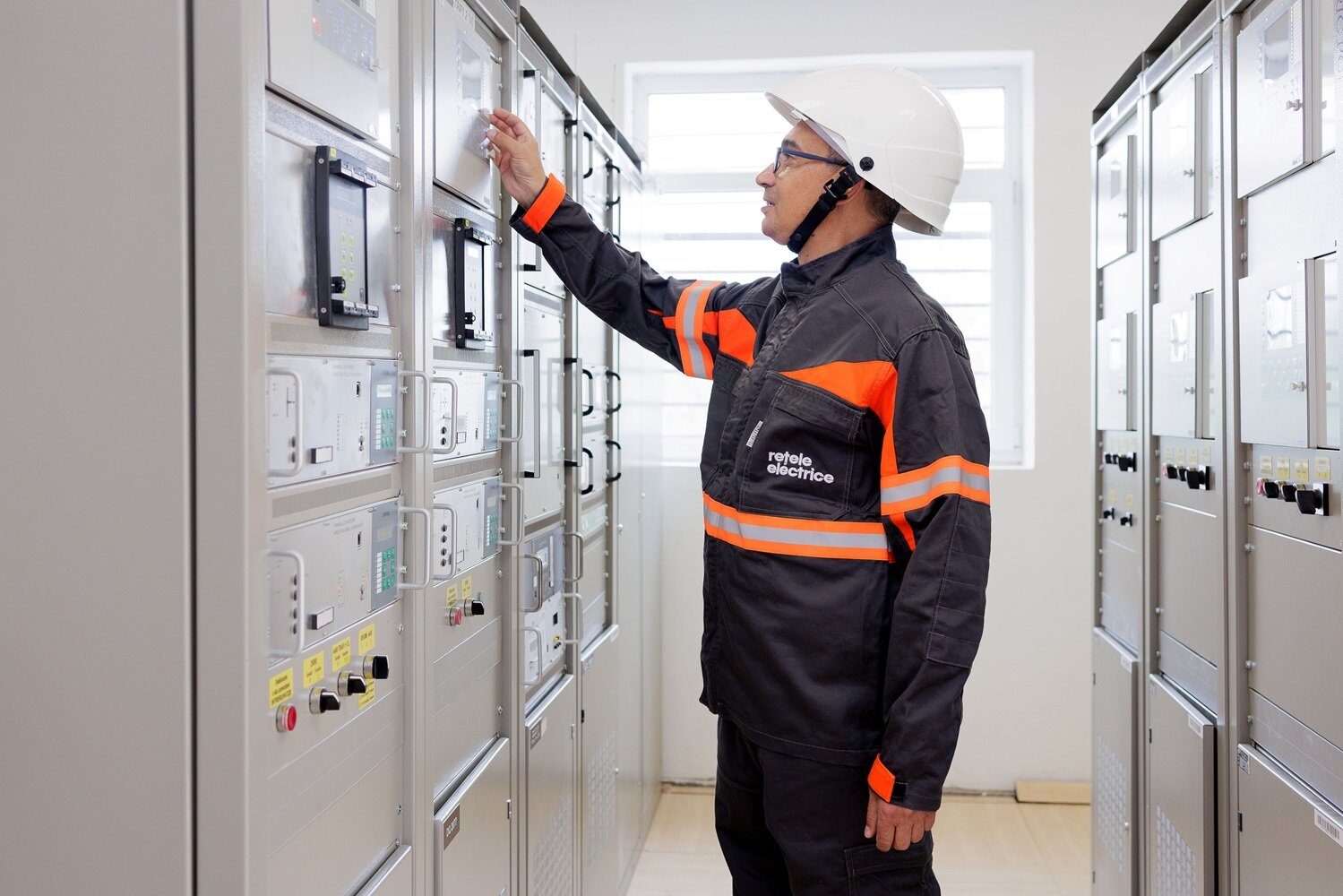 Rețele Electrice România a investit în 2025 aproximativ 1,4 miliarde de lei în modernizarea rețelelor de distribuție a energiei electrice, din care proiecte în valoare de 1,2 miliarde de lei au fost date în funcțiune