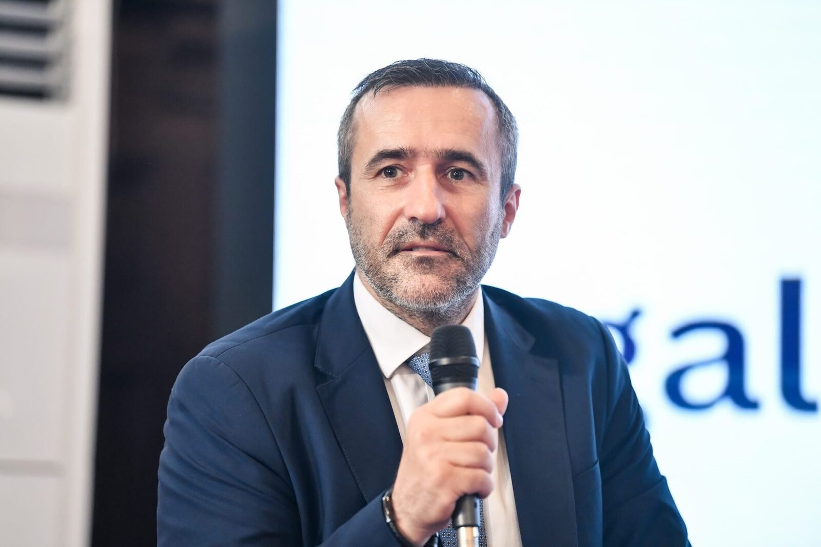 Asociația Patronală a Importatorilor de Forță de Muncă (PIFM), membră a Consiliului Național al IMM-urilor din România, trage un semnal de alarmă puternic cu privire la ultima variantă a Proiectului de Ordonanță de Urgență (OUG) privind înregistrarea și obligațiile angajatorilor străini, recent lansată în dezbatere publică