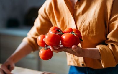 Primele roșii românești din sezonul 2026 au apărut deja pe piață, dar prețurile rămân ridicate, confirmând o tendință de creștere a costurilor pentru acest produs de început de sezon