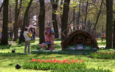 Deschiderea târgului de Paşte din Craiova după două zile de amânare din cauza vremii Târgul de Paşte din Craiova a fost deschis oficial după o amânare de două zile, provocată de condițiile meteorologice nefavorabile