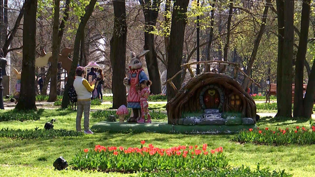 Deschiderea târgului de Paşte din Craiova după două zile de amânare din cauza vremii Târgul de Paşte din Craiova a fost deschis oficial după o amânare de două zile, provocată de condițiile meteorologice nefavorabile