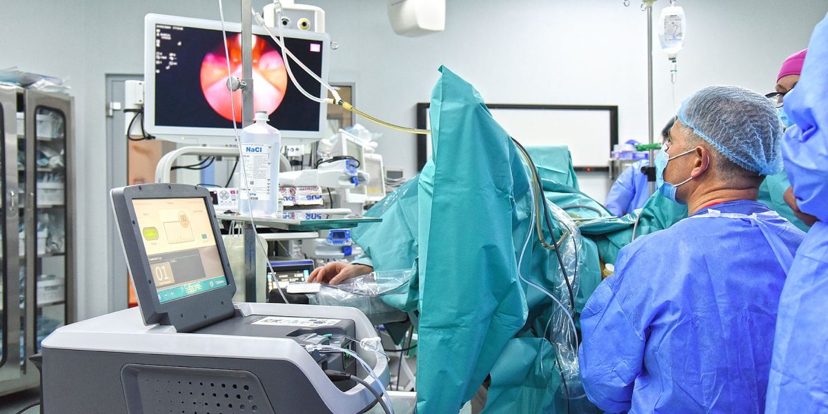 Bărbat vindecat fără operație, după ce nu mai putea urina