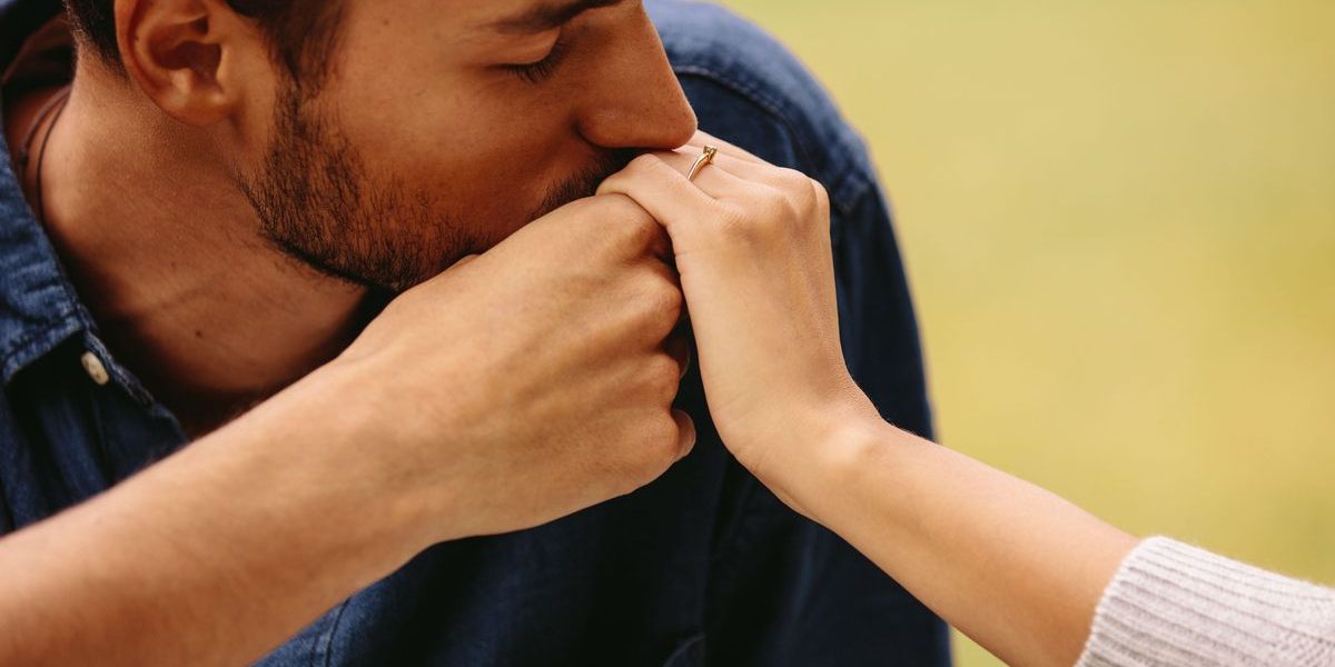 Sărutul mâinii considerat hărțuire de instanța din Spania pivotând pe un verdict neașteptat