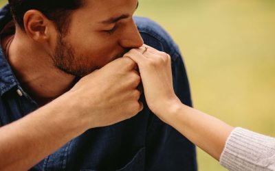 Un caz din Spania atrage atenția asupra modului în care legile și interpretările juridice pot diverge în privința gesturilor considerate act sexual sau hărțuire O femeie a decis să acționeze în instanță după ce un bărbat a sărutat-o pe mână, iar această acțiune a fost considerată de instanță o agresiune sexuală