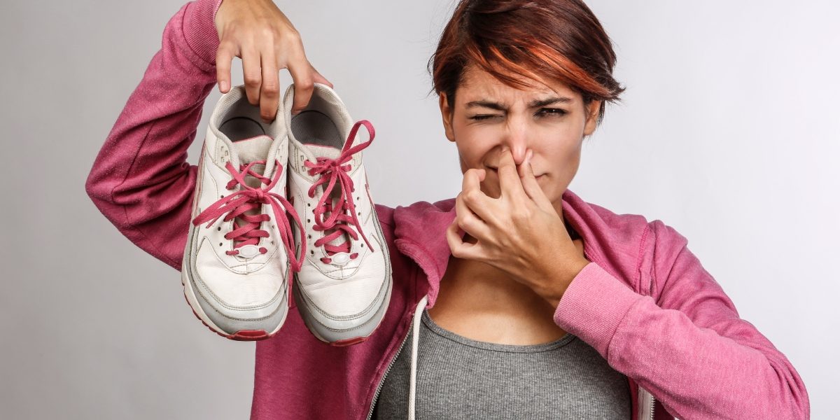 Scapă de mirosul din pantofi cu un truc simplu: ai nevoie doar de 2 ingrediente
