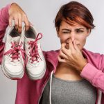 Scapă de mirosul din pantofi cu un truc simplu: ai nevoie doar de 2 ingrediente