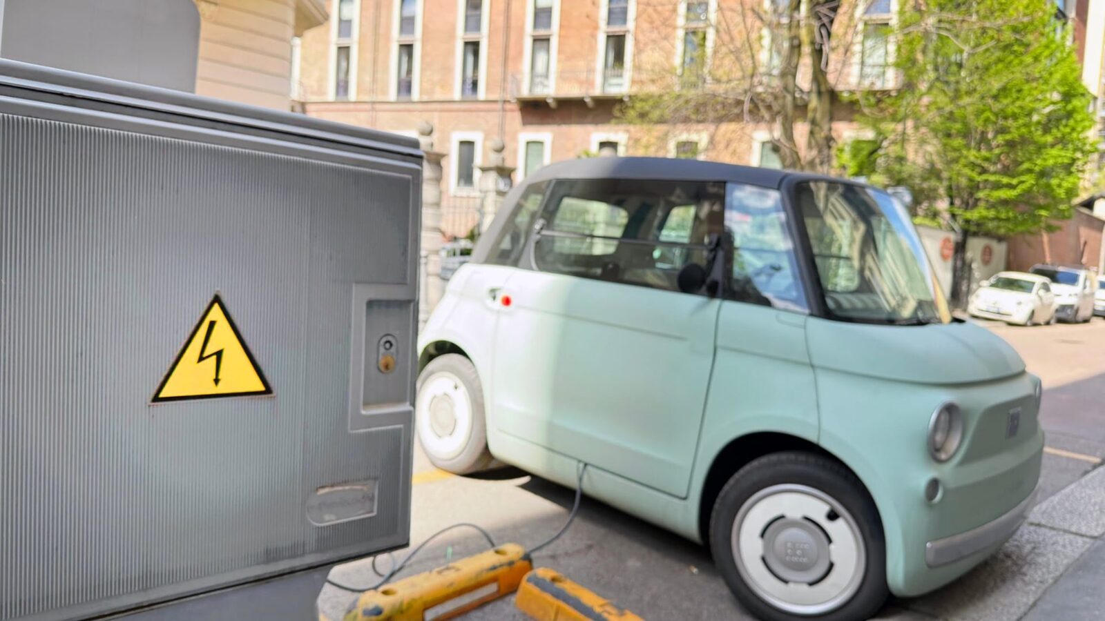 Guvernul intenționează să introducă reguli clare pentru ocuparea abuzivă a locurilor de încărcare a mașinilor electrice, pentru a preveni blocajele și riscurile asupra siguranței rutiere