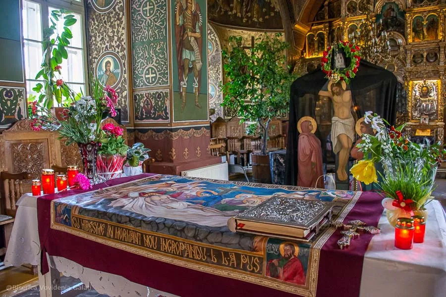 În Vinerea Mare, credincioșii ortodocși practică un ritual cu o semnificație profundă: trecerea pe sub masă