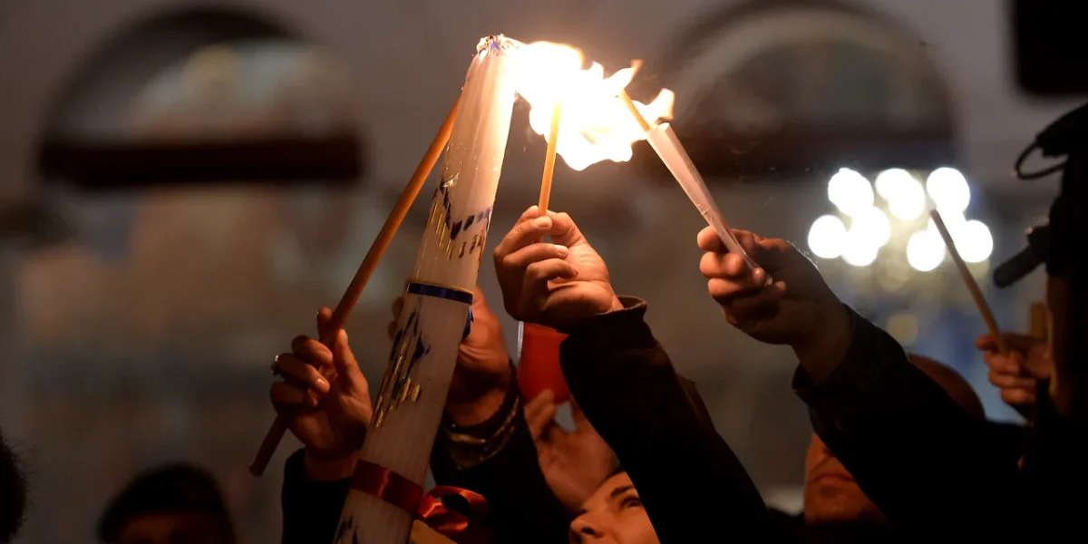 Sfânta lumină a ajuns în România, într-un cadru organizat special, după o mobilizare diplomatică și logistică fără precedent