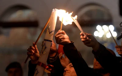 Sfânta lumină a ajuns în România, într-un cadru organizat special, după o mobilizare diplomatică și logistică fără precedent