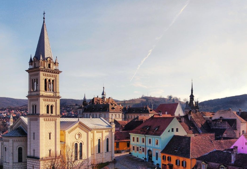 Cetatea Sighișoara se află în pericol din cauza deteriorării avansate a zidurilor celebre, după ce un studiu recent a confirmat impactul traficului intens asupra structurii istorice