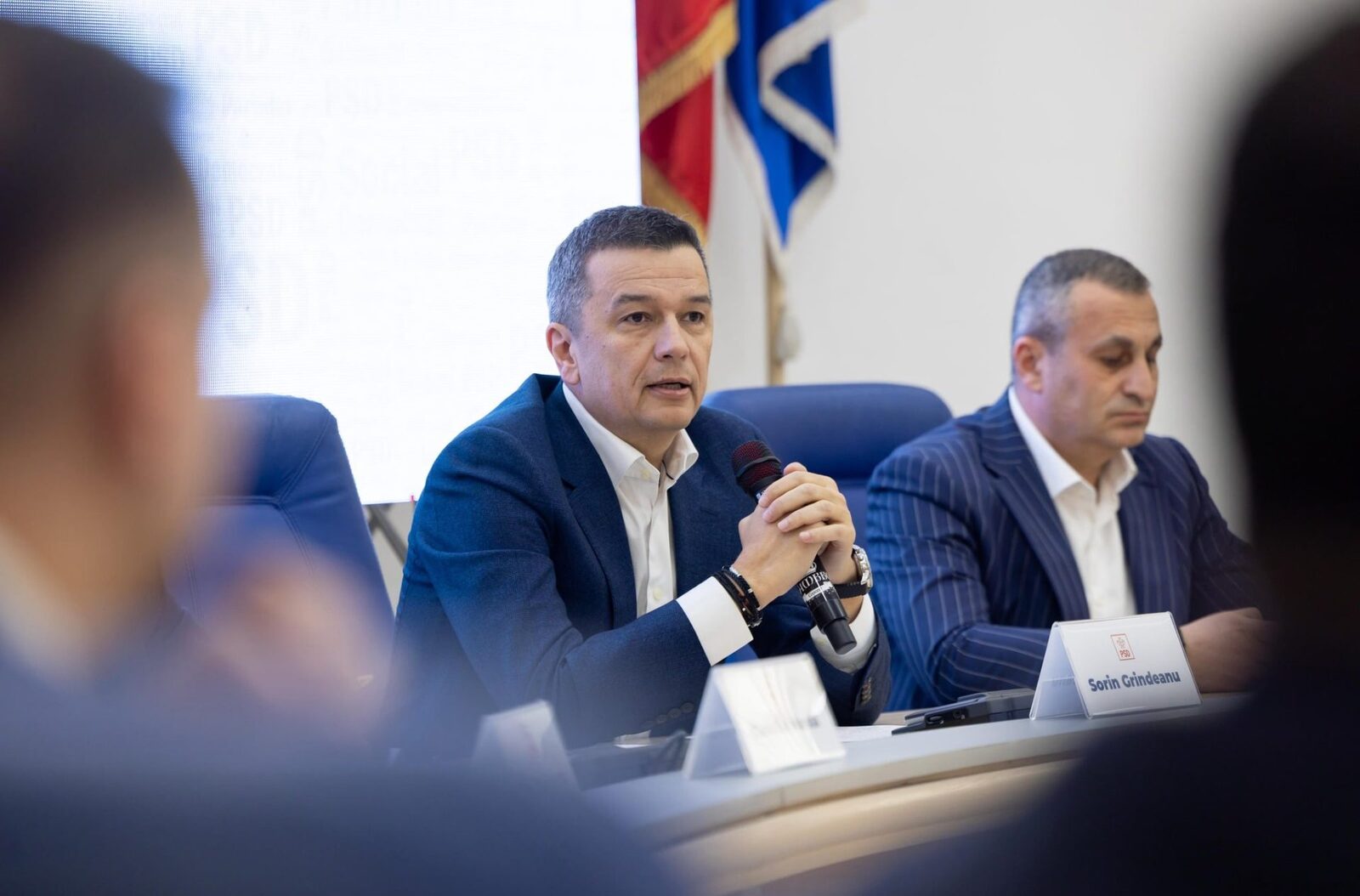 România se află în pragul unui nou episod de incertitudine legat de legislația salarizării, după ce oficialii guvernamentali au avertizat asupra riscului de pierdere a unui cuantum de 770 de milioane de euro, dacă reforma nu va fi implementată până pe data de 30 august