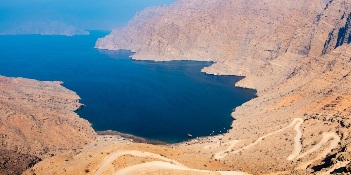 Iranul închide Strâmtoarea Ormuz, SUA acuzată de încălcări. Armistițiul, în pericol