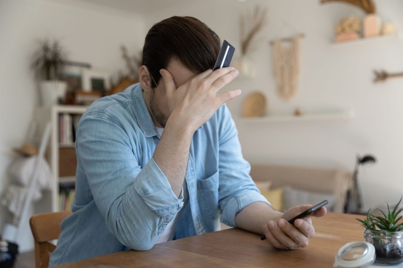 Majoritatea fraudelor cibernetice încep cu acțiuni aparent simple Fraudele online din România pornesc adesea de la interacțiuni minoră de care utilizatorii nu acordă atenție