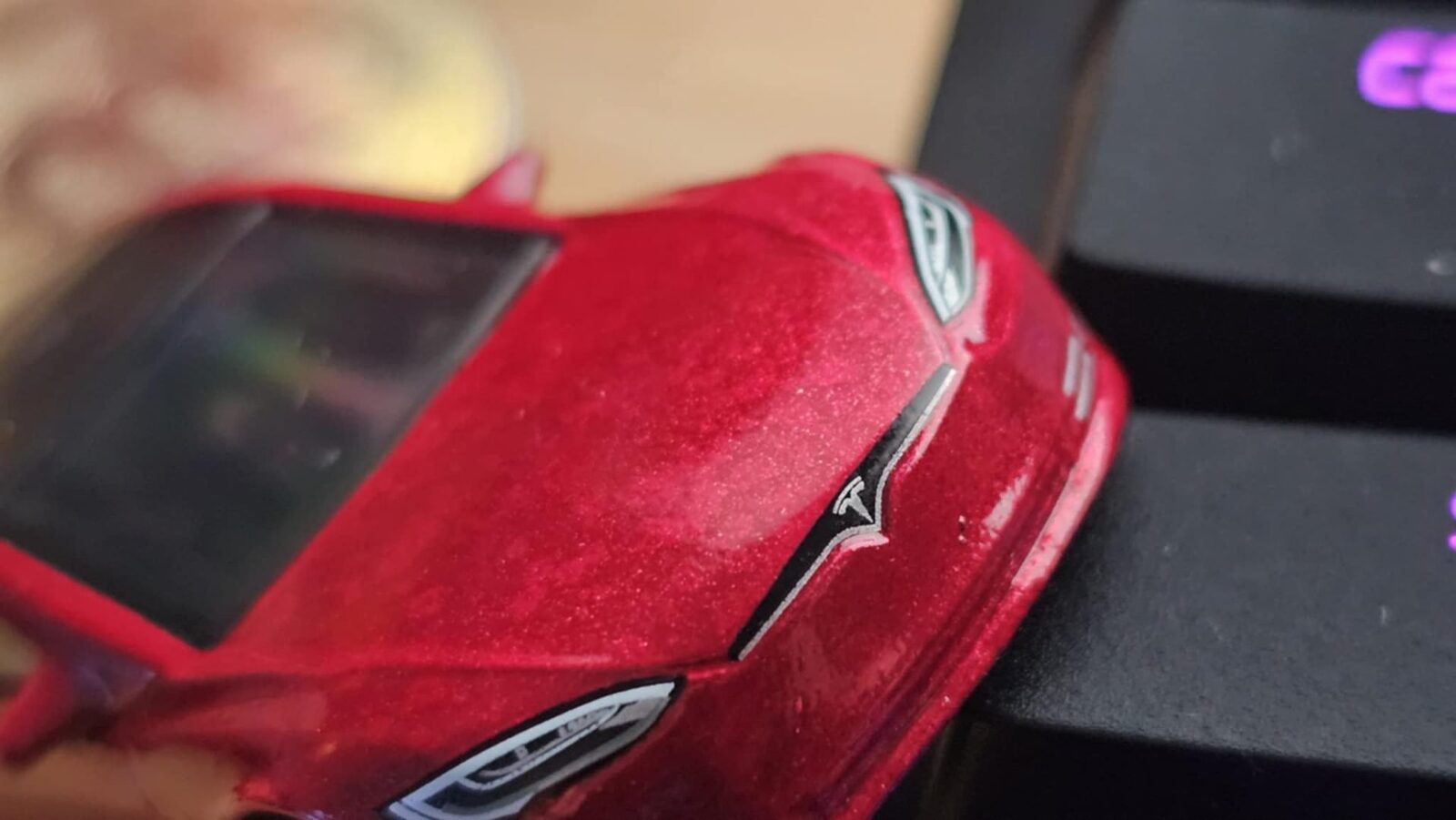 Problemele camerei de marșarier la Tesla pot fi cauzate atât de factori software, cât și de condiții fizice sau conexiuni hardware, iar identificarea acestora este esențială pentru evitarea intervențiilor costisitoare