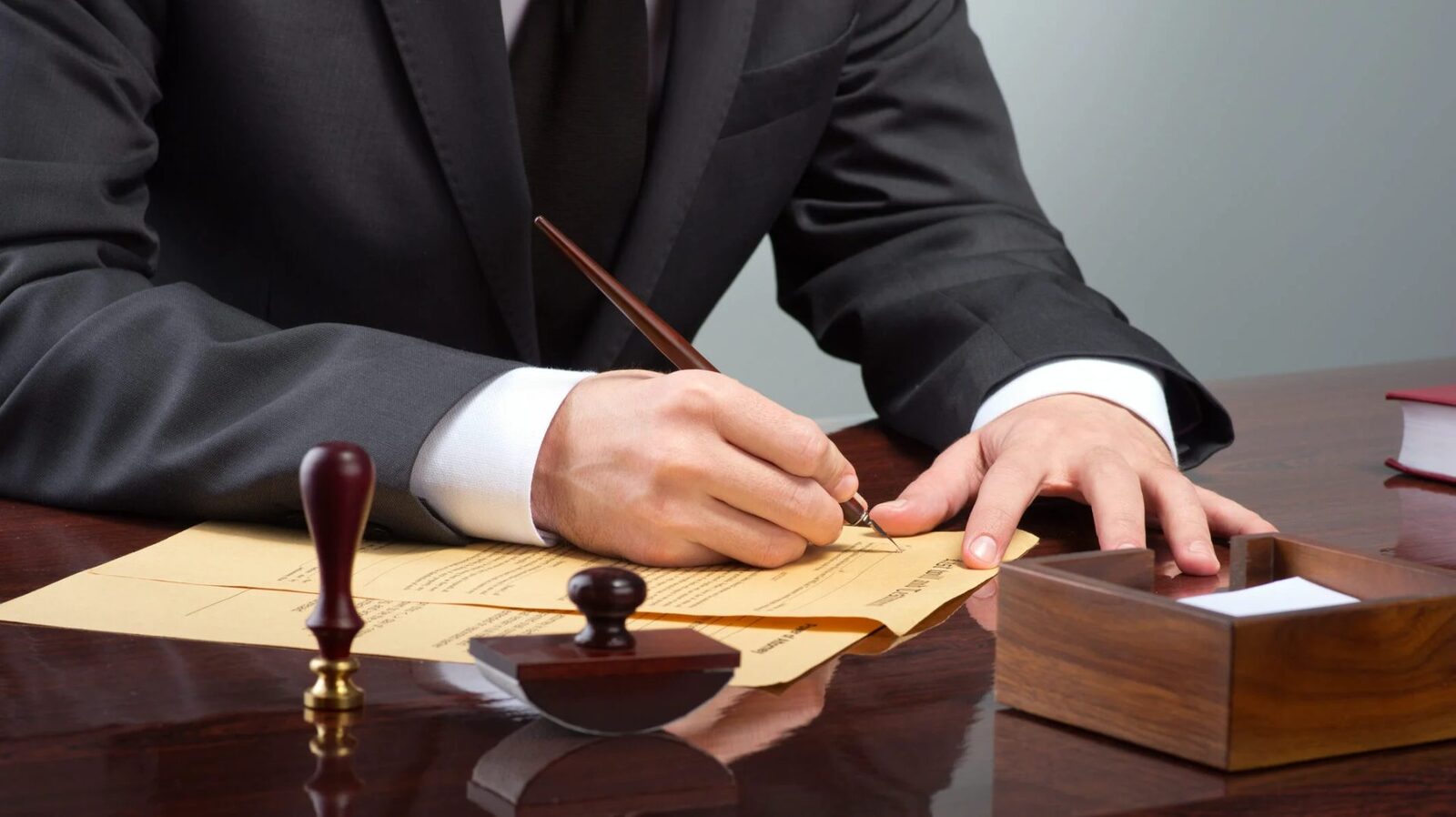 Când o persoană decedează fără testament, averea sa este împărțită conform legii