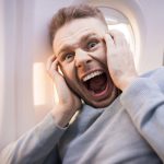 Urechi înfundate la zbor? Trucurile rapide care te scapă de durere