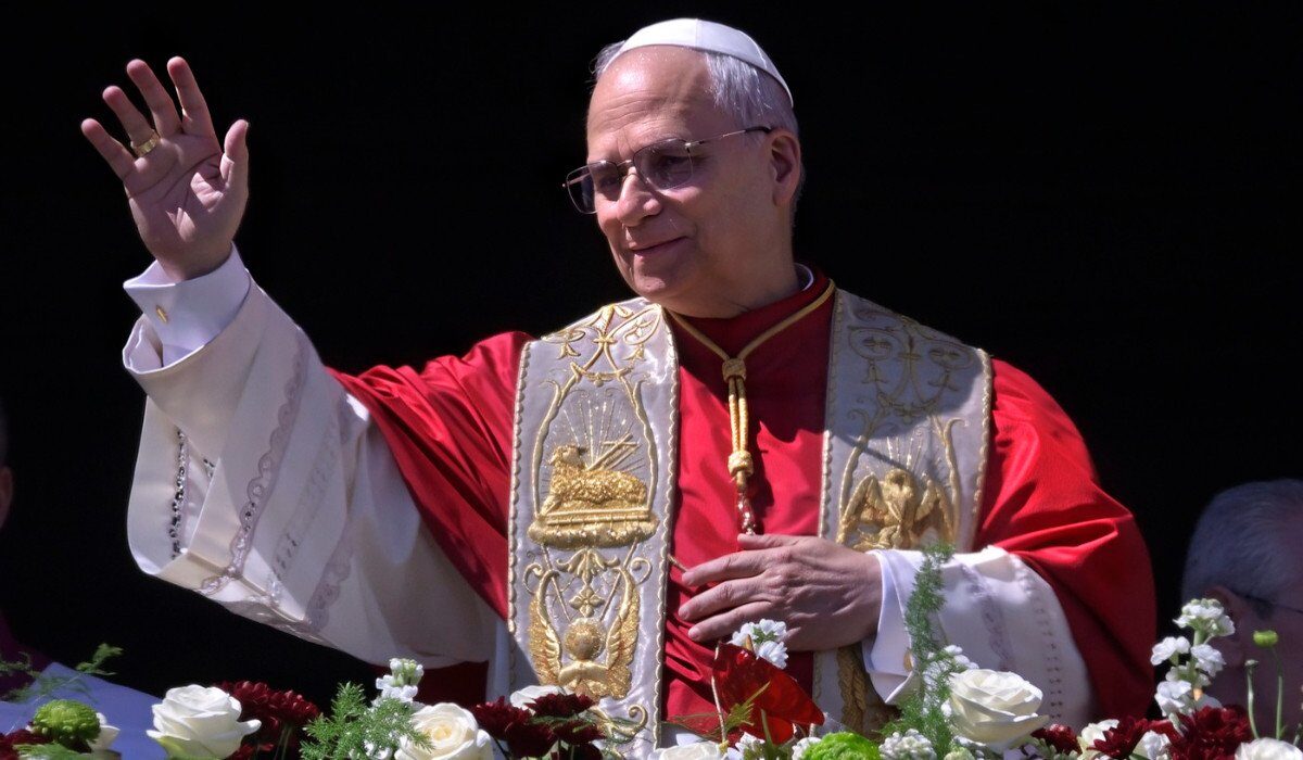 Papa LEON a susținut prima binecuvântare pascală „Urbi et Orbi” în fața a zeci de mii de credincioși veniți din întreaga lume, într-un eveniment de amploare desfășurat la Vatican