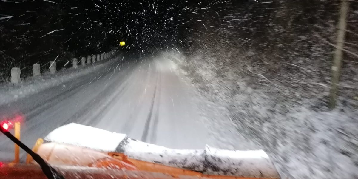 Ninsori abundente au afectat zona montană a județului Vâlcea, determinând intervenția imediată a utilajelor de deszăpezire pe Drumul Național 7A