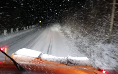 Ninsori abundente au afectat zona montană a județului Vâlcea, determinând intervenția imediată a utilajelor de deszăpezire pe Drumul Național 7A