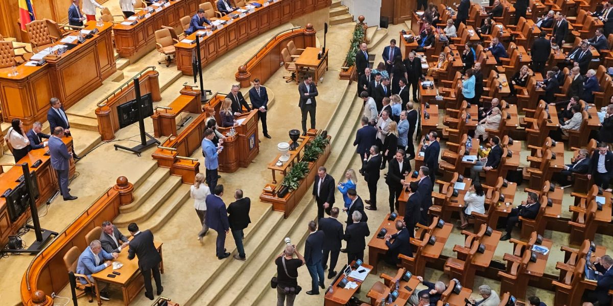 Moțiunea de cenzură, între șicane în opoziție: Cum fac Pace și ce așteaptă AUR