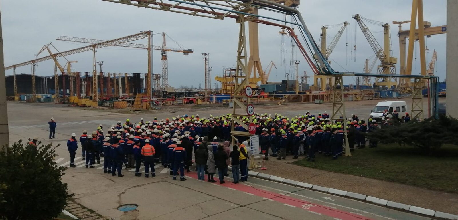 Aproape 4.700 de angajați de la Liberty Galați, Damen Shipyards Mangalia și Romaero București vor primi salariile restante Aproximativ 4.700 de angajați de la importante companii din România vor primi, înainte de sărbătorile de Paște, salariile restante aferente ultimelor trei luni