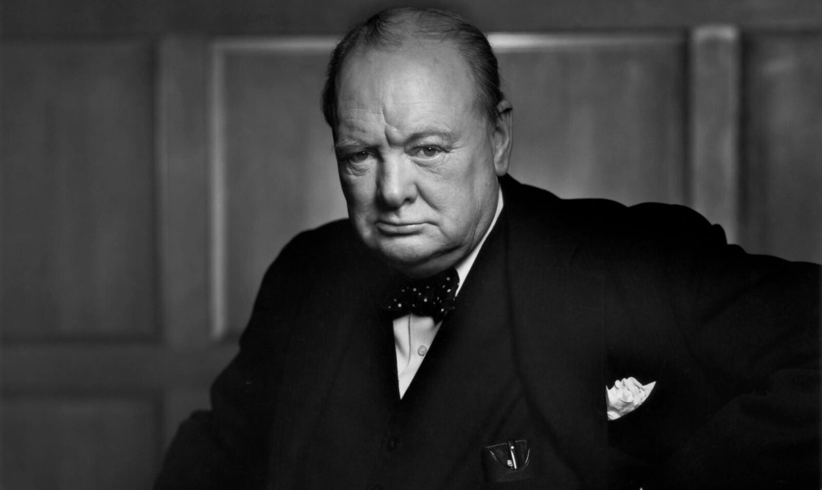 Winston Churchill, descendent al ducilor de Marlborough, a fost o figură marcantă a istoriei mondiale, remarcându-se nu doar pentru rolul său de lider al Marii Britanii în timpul celui de-Al Doilea Război Mondial, ci și pentru caracterul complex al personalității sale