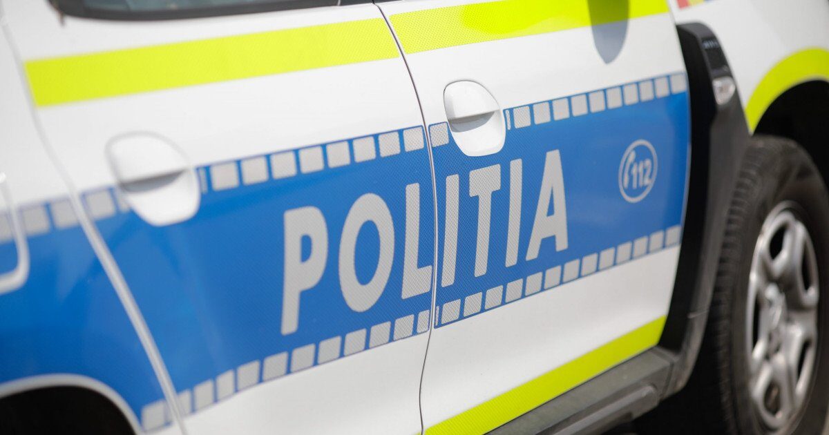 Șofer reținut pentru ultraj după ce a acroșat un polițist în timpul unui control rutier în București Un incident grav s-a petrecut în centrul capitalei, în urma căruia un bărbat aflat la volan a fost reținut pentru infracțiunea de ultraj după ce a acroșat cu autoturismul un agent de poliție în timpul unei verificări de rutină