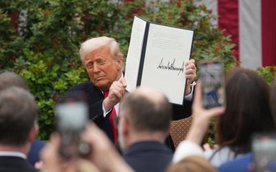 Președintele american Donald Trump a semnat joi decrete executive care introduc noi taxe vamale asupra unui anumit număr de medicamente importate și au modificat taxele existente pentru metale, marcând o măsură ce survine la exact un an de la anunțarea politicii sale tarifare globale