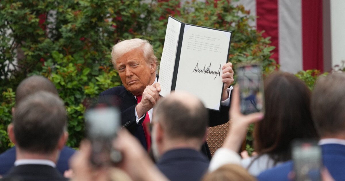 Președintele american Donald Trump a semnat joi decrete executive care introduc noi taxe vamale asupra unui anumit număr de medicamente importate și au modificat taxele existente pentru metale, marcând o măsură ce survine la exact un an de la anunțarea politicii sale tarifare globale
